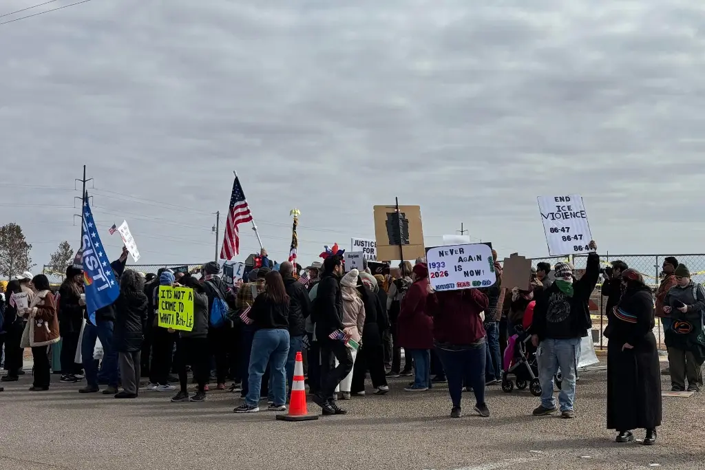 Imagen Manifestantes exigen el fin de la detención de familias migrantes en Texas