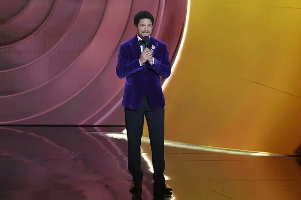 Imagen Trump amenaza con demandar a Trevor Noah, presentador de los Grammy ¿Por qué?