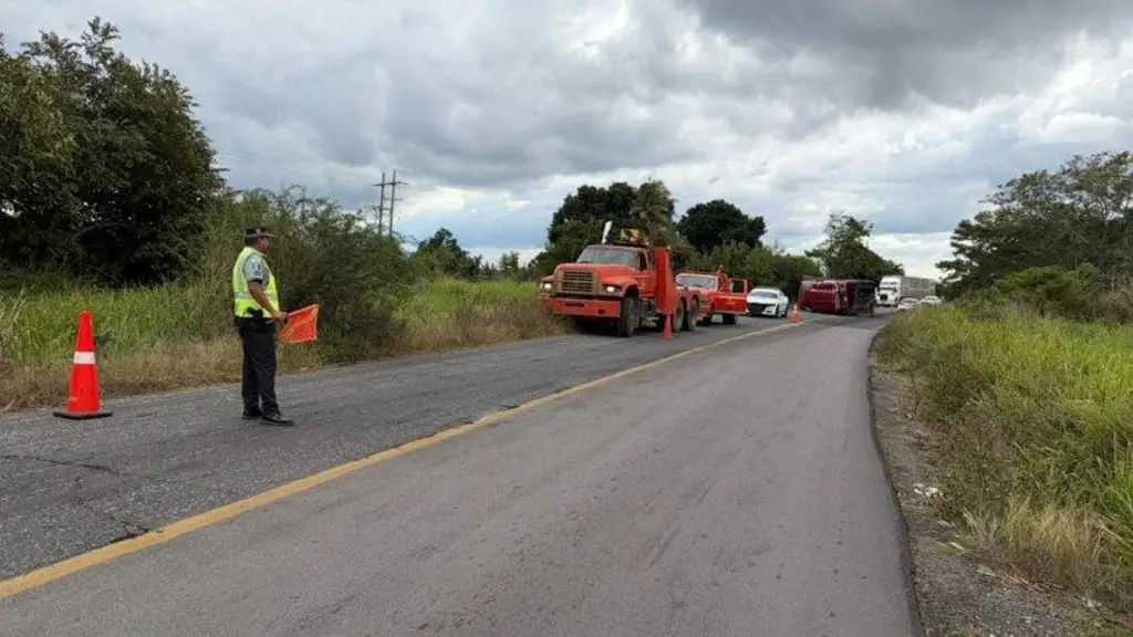 Imagen Cierre parcial de circulación en carretera de Veracruz; checa a qué altura 