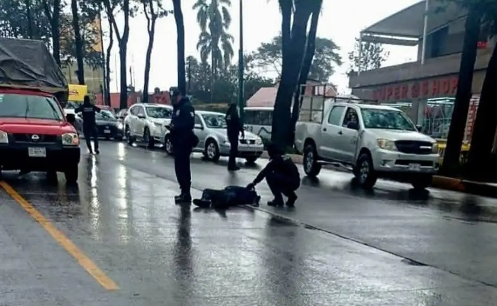 Imagen Policía estatal cae de la patrulla en Xalapa, Veracruz