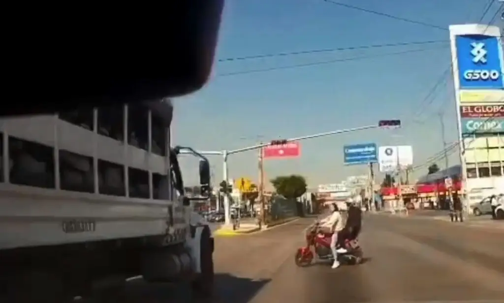 Imagen Muere motociclista arrollado por camión de la Guardia Nacional en Edomex (+Video)