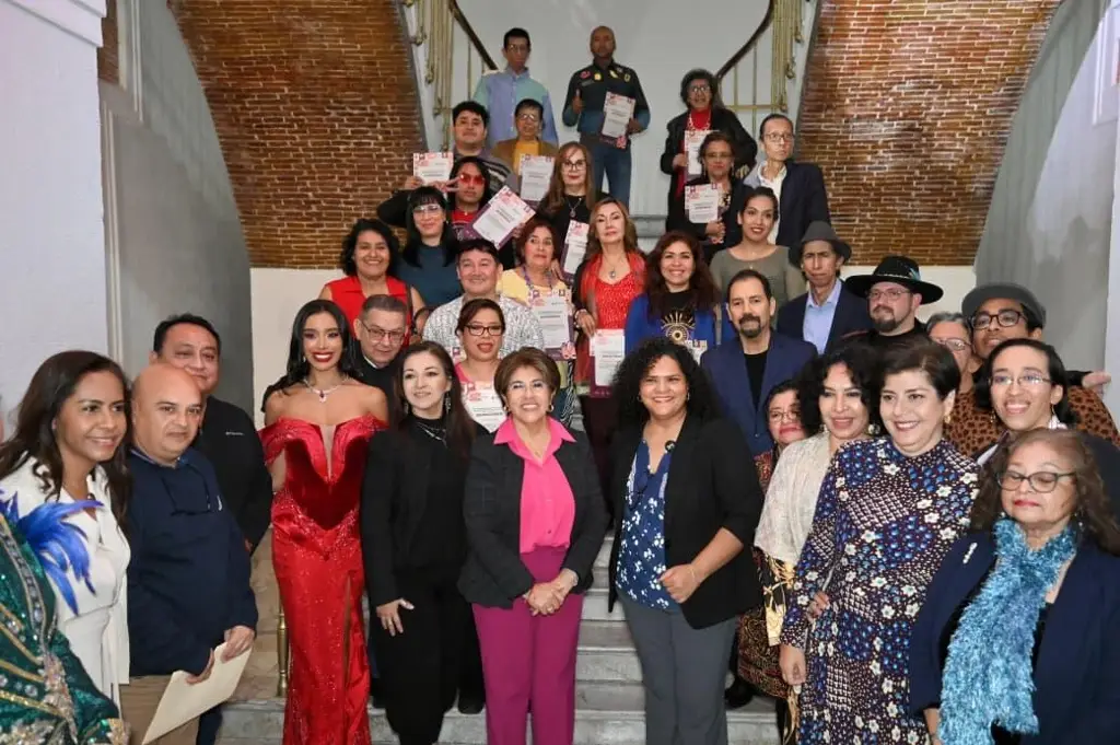 Imagen Artistas plásticos plasman la esencia del Carnaval de Veracruz a través de la lente y el pincel 