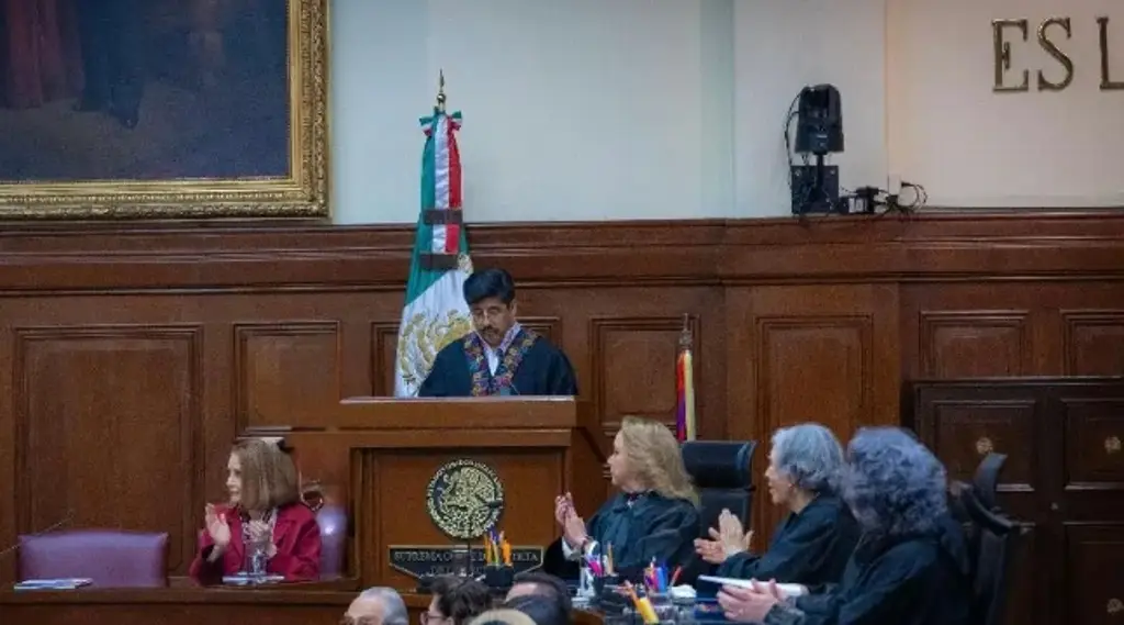 Imagen Identifican a personal que limpió los zapatos del presidente de la Suprema Corte (+Video)