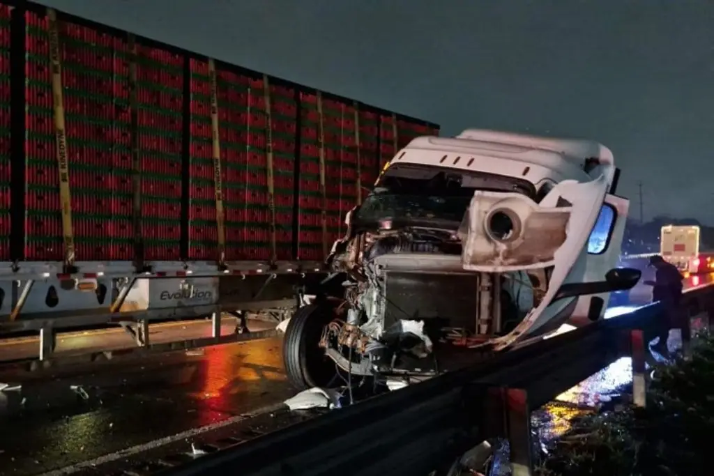 Imagen Se accidenta tráiler en autopista Orizaba–Córdoba; transportaba rejas vacías para pollos