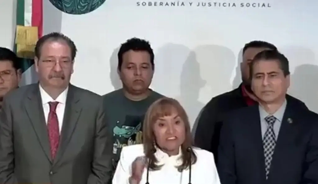 Imagen Denuncian a funcionaria por usar a personal del gobierno para trapear su casa