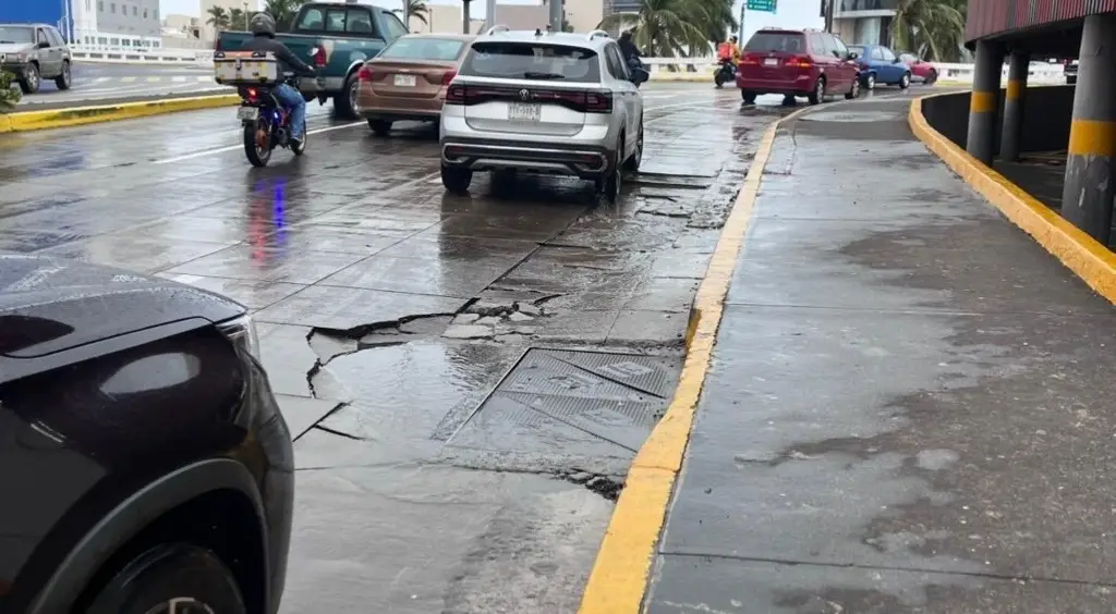 Imagen Reportan mega bache en avenida Las Américas de Boca del Río 