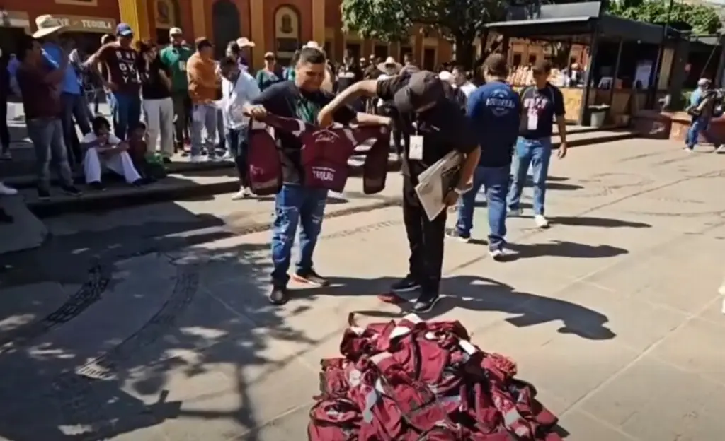 Imagen Guías de turistas rompen y queman chalecos guinda presuntamente impuestos por alcalde de Tequila