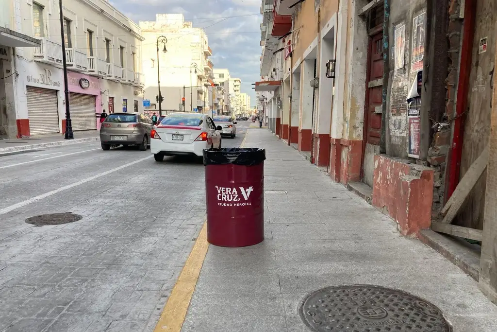Imagen Colocan botes de basura en toda avenida Independencia en el Centro de Veracruz