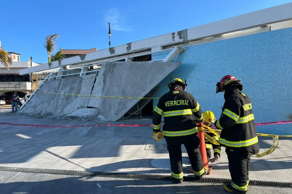 Imagen Acordonan zona donde cayó parte del techo de mercado de artesanías de Veracruz