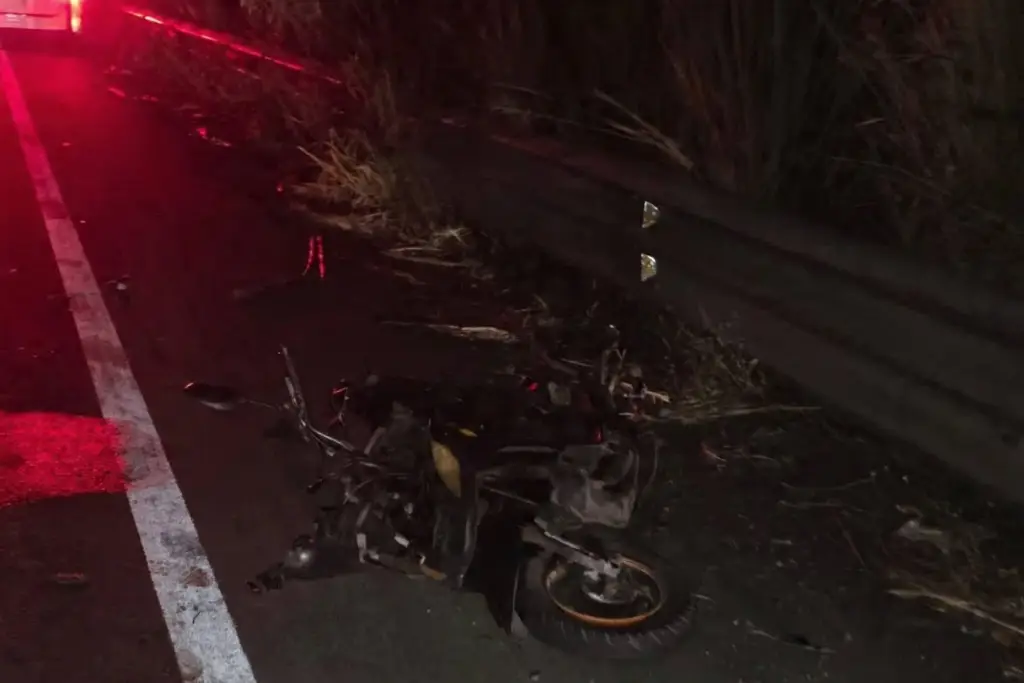 Imagen Camioneta atropella a pareja en moto en tramo Cardel - Palma Sola: una mujer falleció