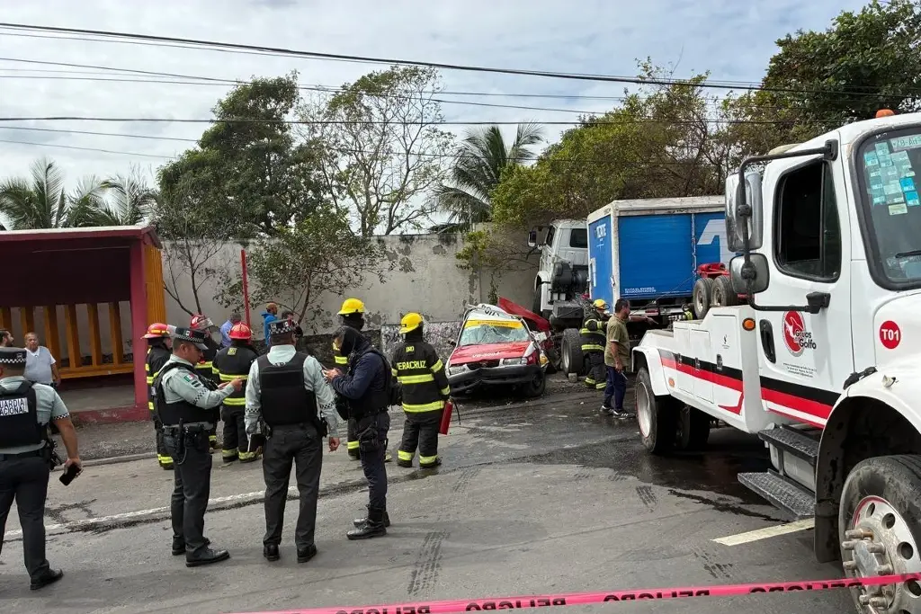 Imagen Tardaron más de media hora para rescatar a prensado en la Veracruz-Xalapa