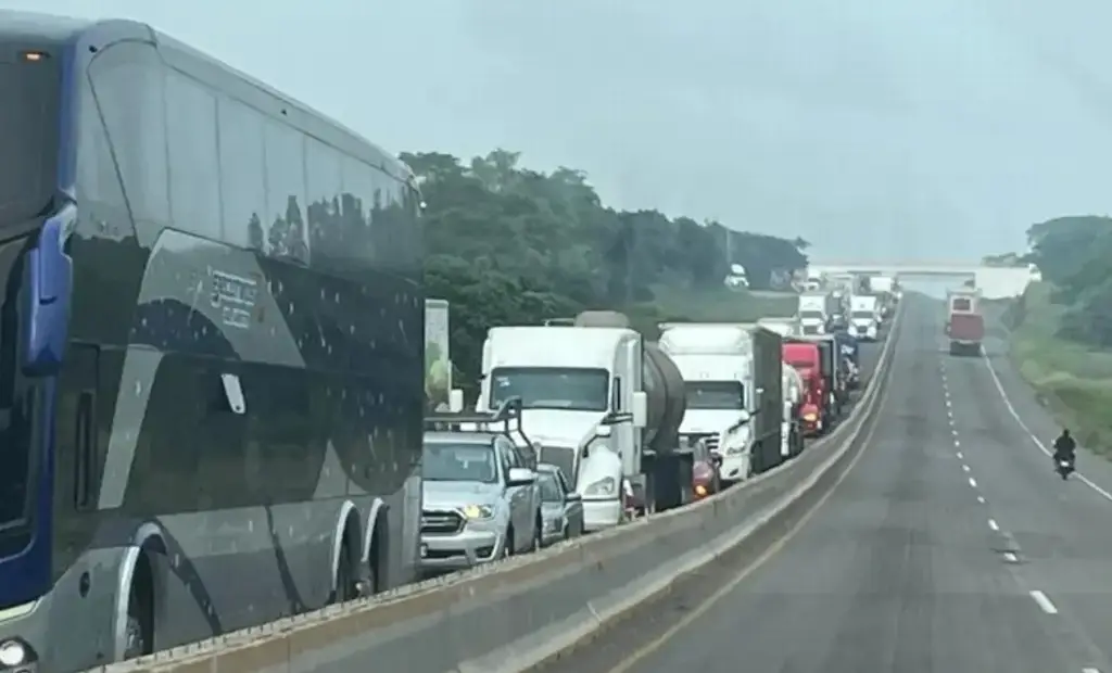Imagen Tome precauciones, hay cierre de circulación en autopista de Veracruz