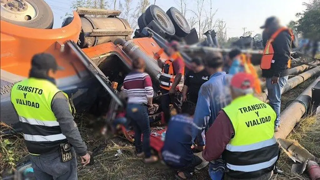 Imagen Cierre por fuerte accidente en Entronque La Tinaja-Boca del Río. Precaución