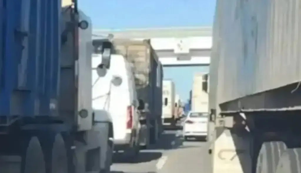 Imagen Hay reducción de carriles en autopista con dirección al puerto de Veracruz