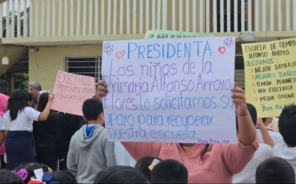 Imagen Continúan protestas por abondono de escuelas tras inundaciones de octubre en Poza Rica 