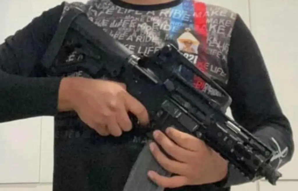 Imagen Exhiben a hijo de funcionarios de Morena con armas de lujo 