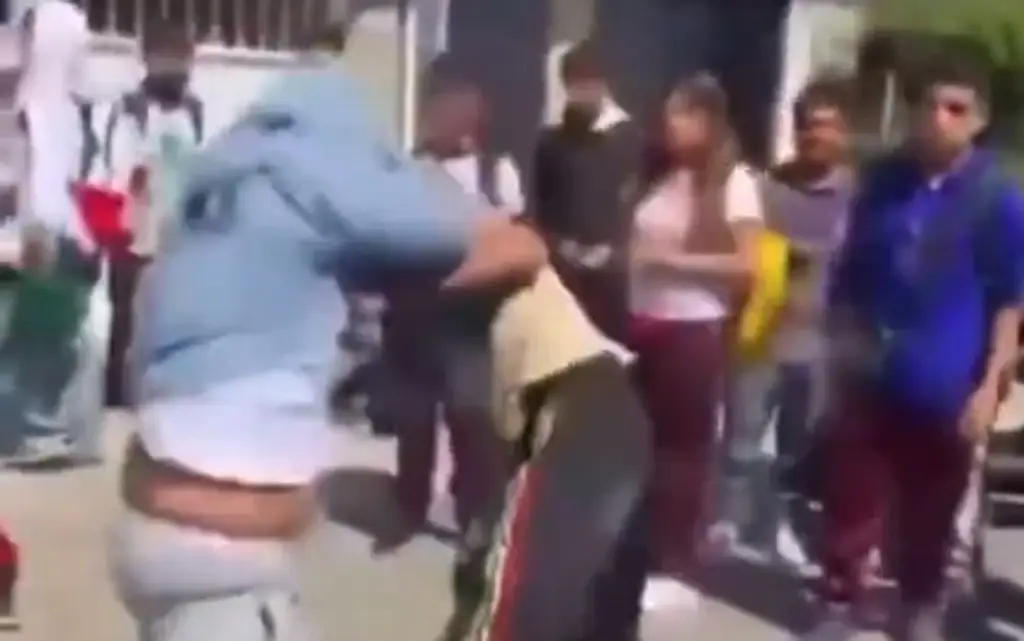 Imagen Alumno de secundaria apuñala a compañero durante pelea en CDMX (+Video) 