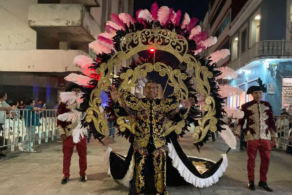 Imagen “Nayo primero”  rey de la alegría del Carnaval de Veracruz desfiló previo a coronación