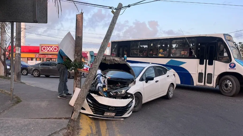 Imagen Pierde el control y se impacta en cruce de fraccionamiento de Veracruz