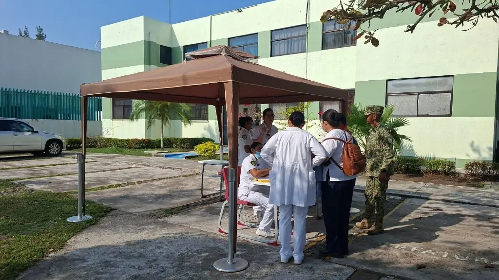 Imagen Instalan módulo de vacunación en el Hospital Militar en Boca del Río
