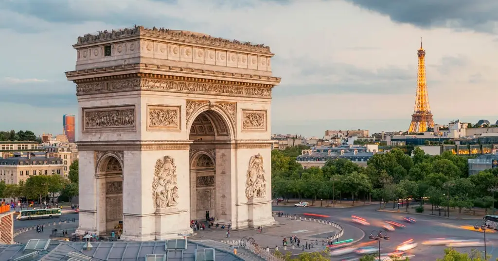 Imagen Sujeto atacó a gendarmes en el Arco del Triunfo de París