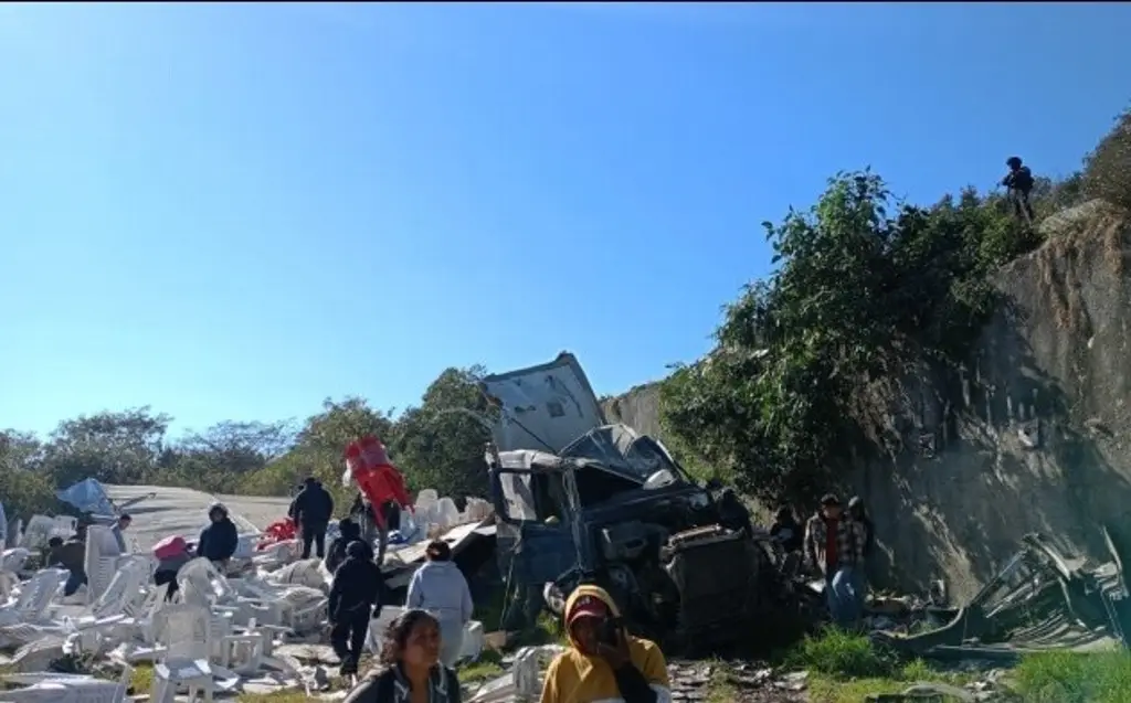 Imagen Tráiler se sale del camino y cae a barranco en Cumbres de Maltrata