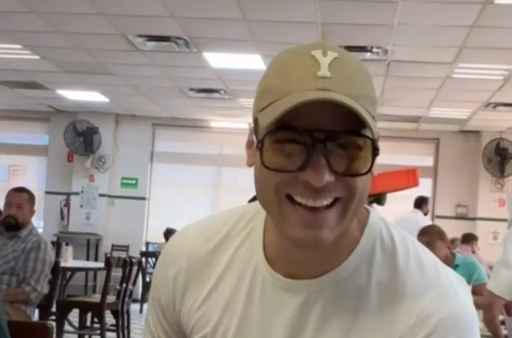 Imagen Carlos Rivera disfruta de un buen café en Veracruz previo a presentación 