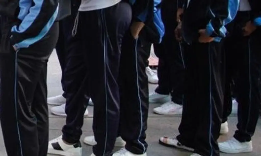 Imagen Maestro de secundaria trata de detener pelea entre menores y violento papá lo 'corre'