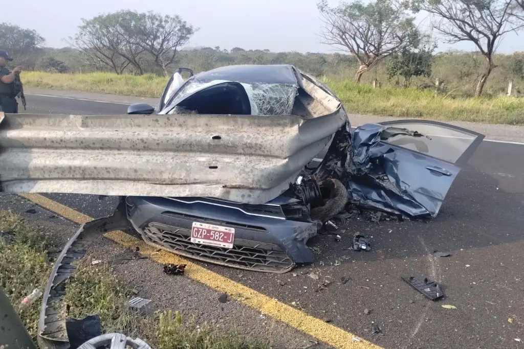 Imagen Aparatoso accidente en carretera de Veracruz; hay cierre parcial 