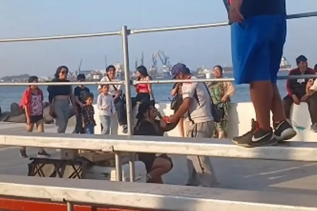 Imagen ¡Que viva el amor! Le propone matrimonio en pleno Carnaval de Veracruz 2026 (+Video)