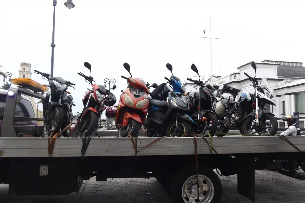 Imagen Tránsito retira motos 'mal estacionadas' en el centro de Veracruz 