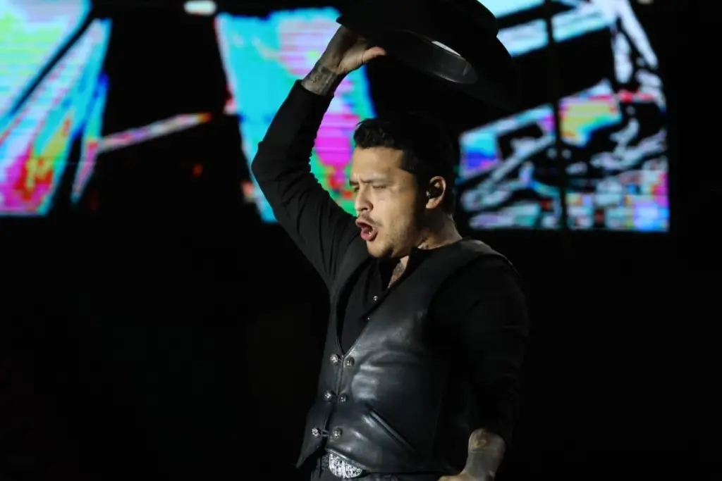 Imagen Con lluvia de sombreros, Nodal hace cantar a los jarochos en el Carnaval de Veracruz