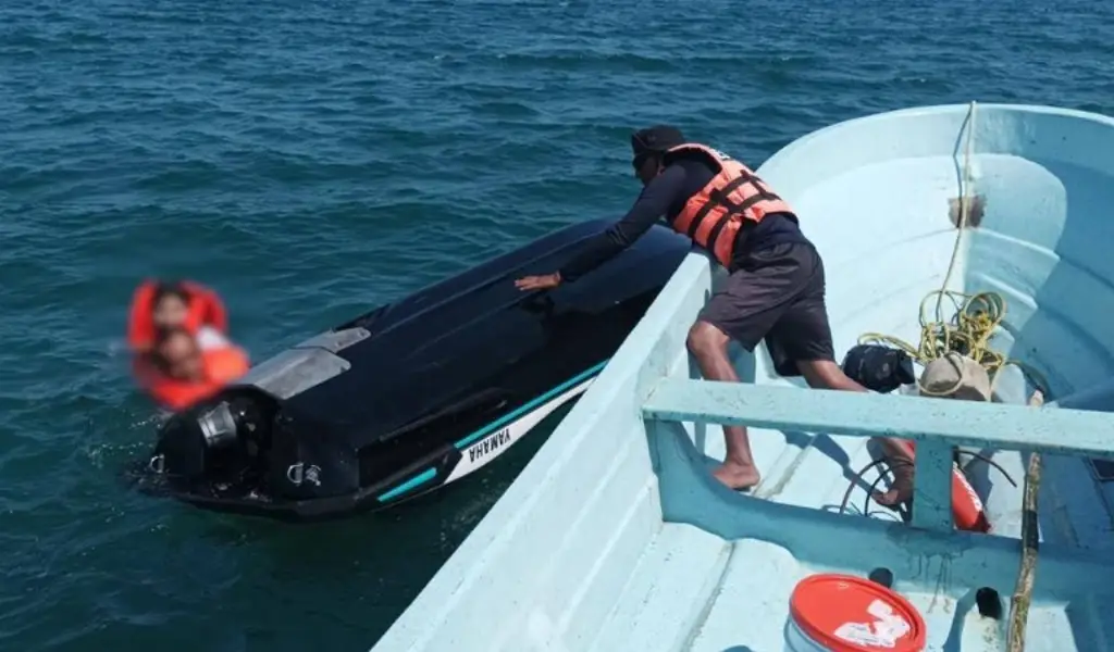 Imagen Personas vuelcan con todo y moto acuática en el mar de Veracruz 