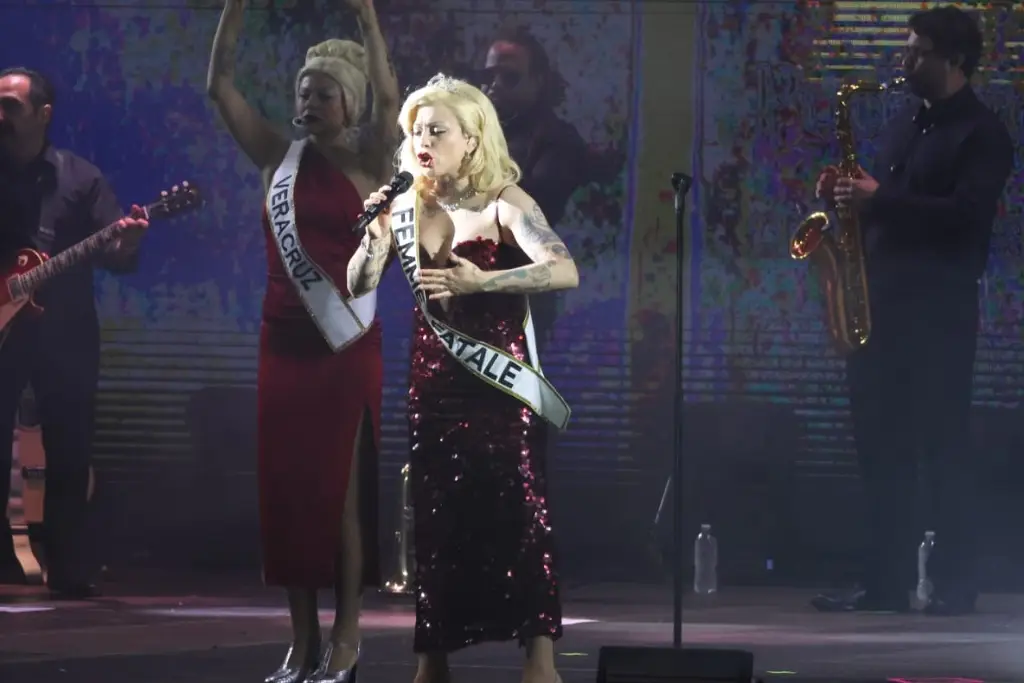 Imagen Con una macroplaza a reventar, Mon Laferte le canta a Veracruz