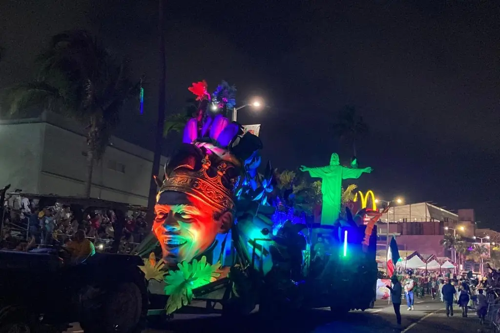 Imagen Se le atora el pie en alcantarilla en pleno Carnaval de Veracruz