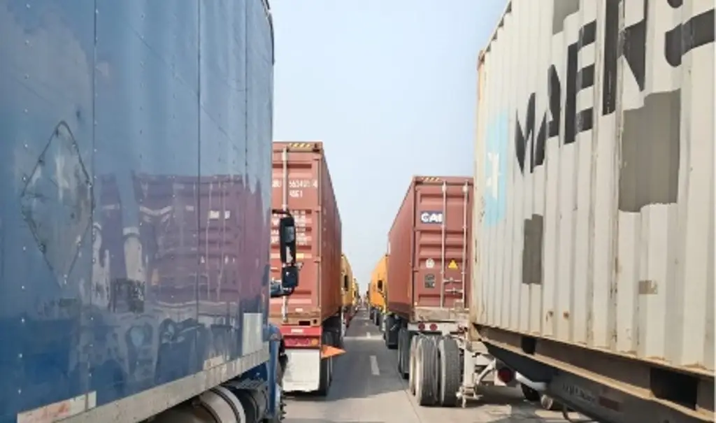 Imagen Saturado el acceso de trailers al puerto de Veracruz