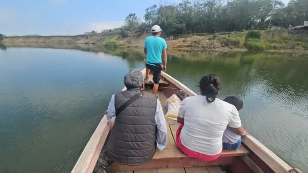 Imagen Habitantes acusan que dependen de una sola lancha para atravesar el río en Cazones, Veracruz