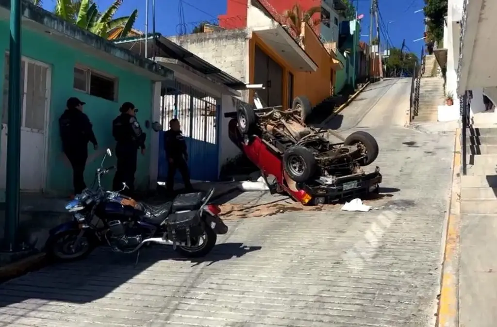 Imagen Camioneta se vuelca en calle empinada de Xalapa (+VIDEO)