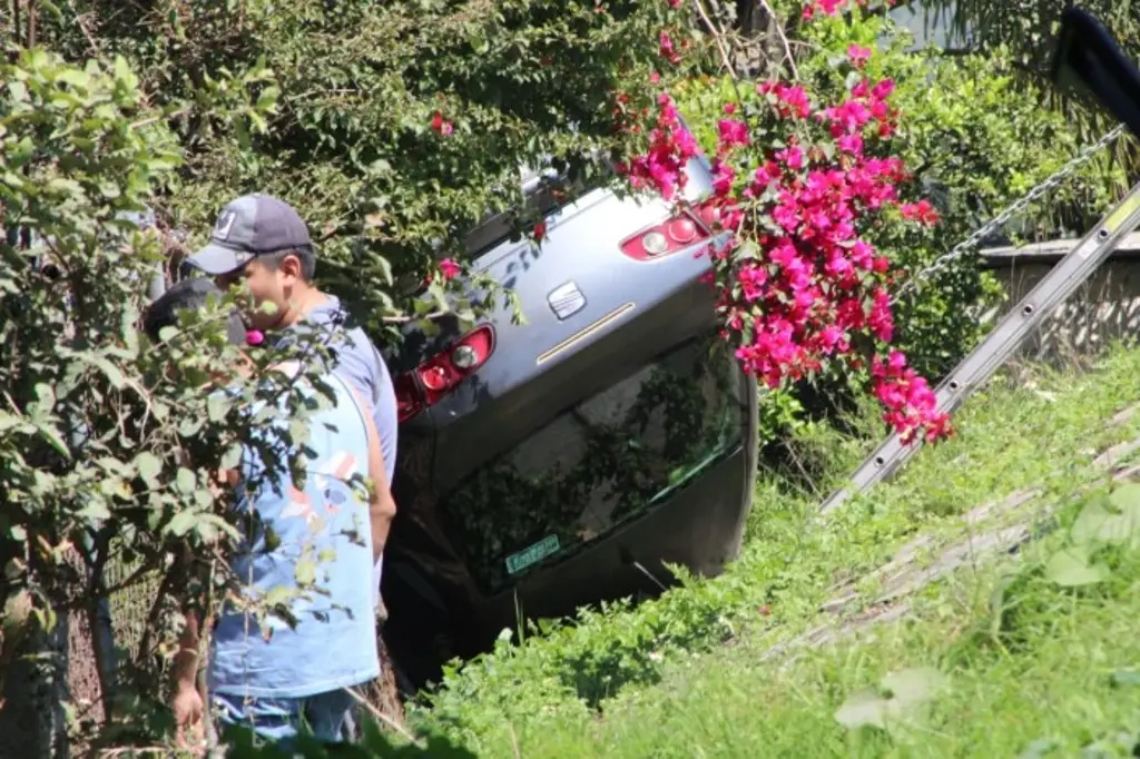 Imagen Auto particular cae a desnivel en Orizaba, Veracruz; así habría ocurrido 