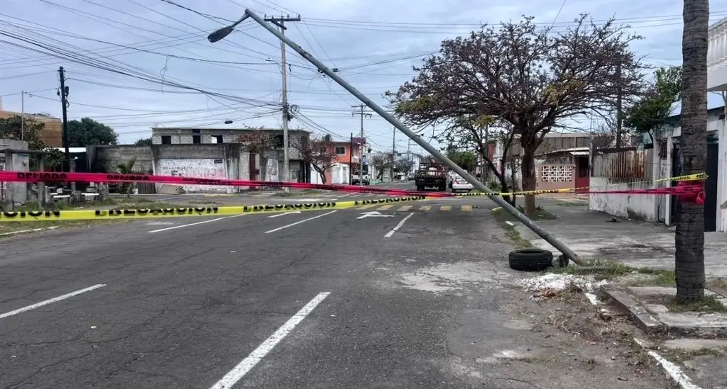 Imagen Vecinos reportan luminaria a punto de caer en Veracruz 