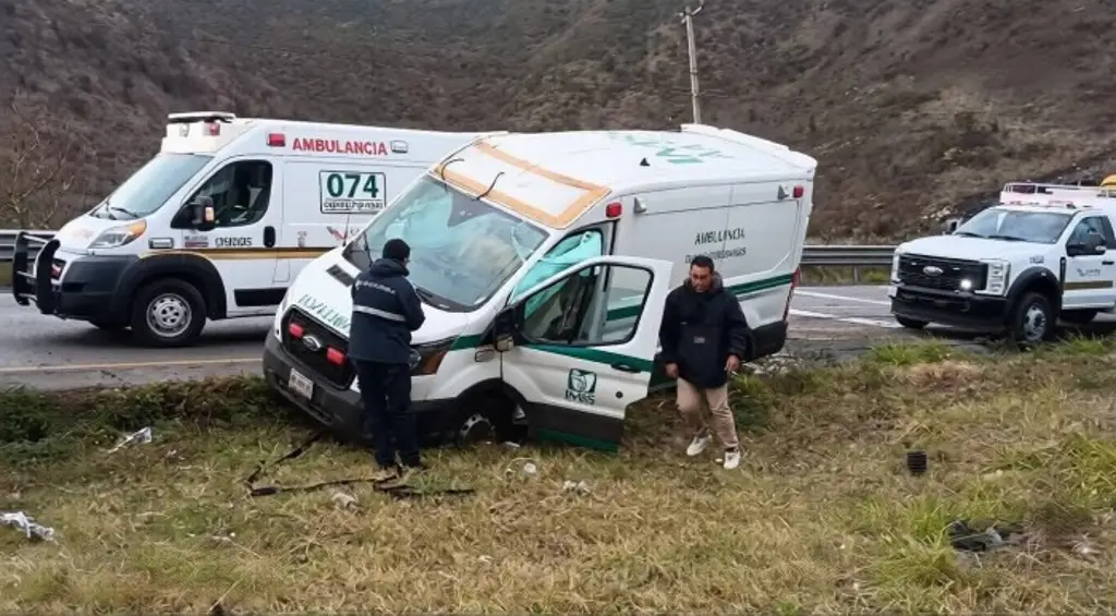 Imagen Ambulancia del IMSS vuelca en la autopista Veracruz-Puebla, a la altura de Maltrata