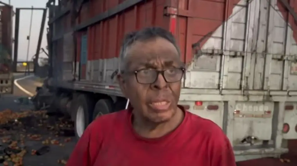 Imagen Es mi único sustento: así pedía transportista que no le quemaran su camión