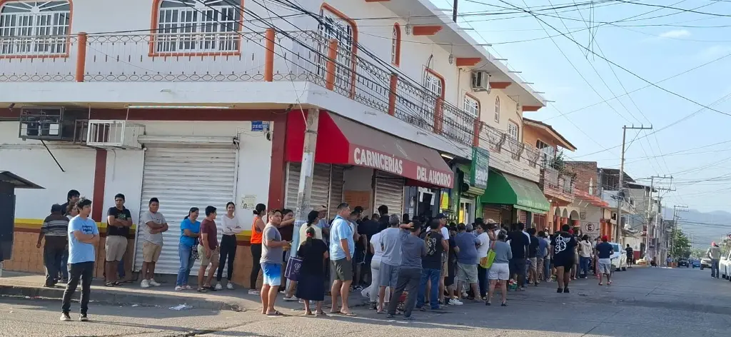 Imagen Largas filas para conseguir comida y gasolina en Jalisco, tras hechos violentos por muerte del 'Mencho'