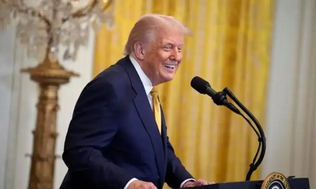 Imagen Entra en vigor el nuevo arancel global del 15% impuesto por Trump tras revés en el Supremo