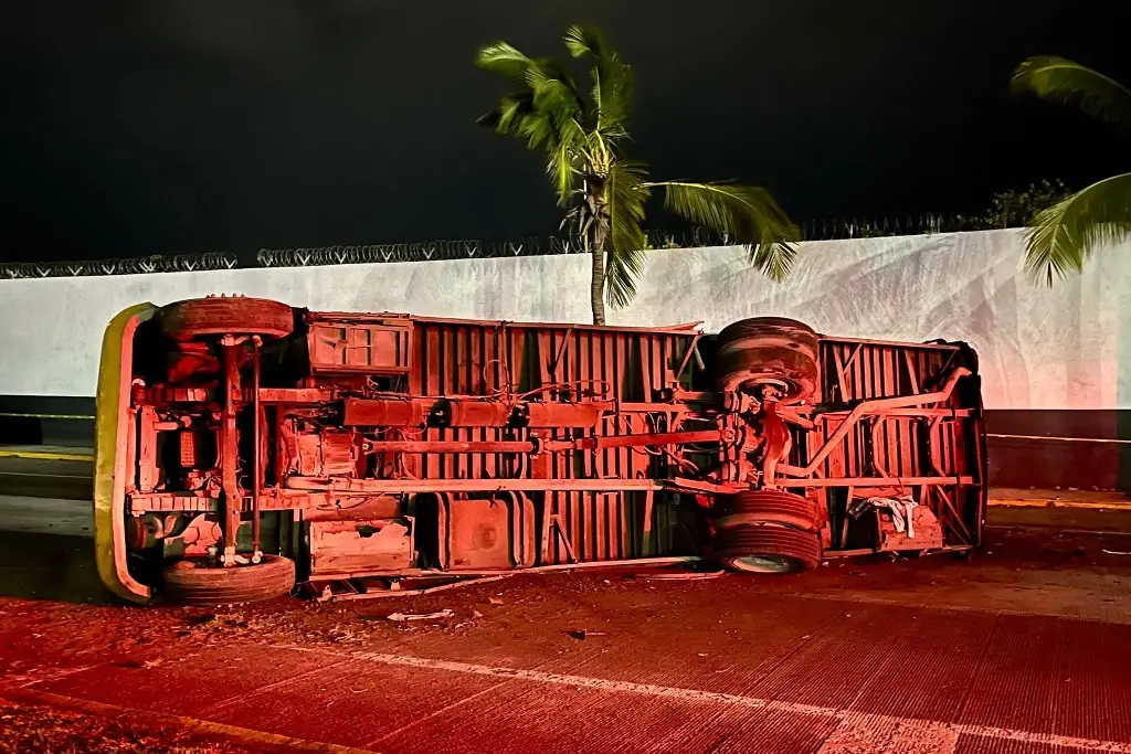 Imagen Camión de pasaje iba a exceso de velocidad, volcó y este desastre dejó en Veracruz 