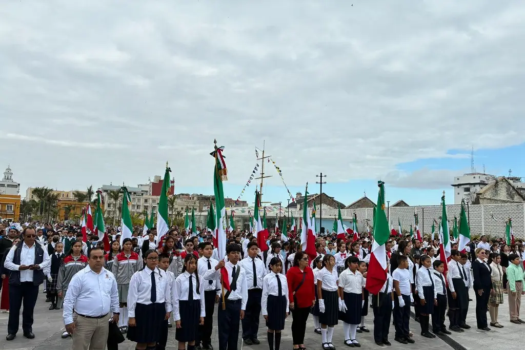 Imagen Incineran y renuevan banderas en Plaza Heroísmo Veracruzano