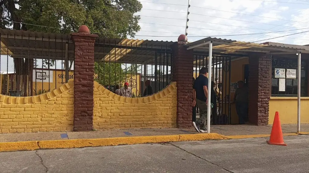 Imagen Amenaza de atentado a secundaria de Minatitlán causa alarma a padres de familia 