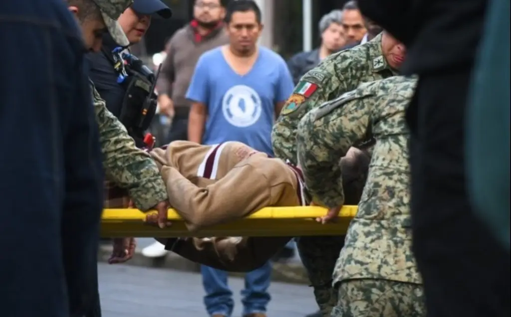 Imagen Estudiantes se desmayan en evento oficial del Día de la Bandera en Xalapa