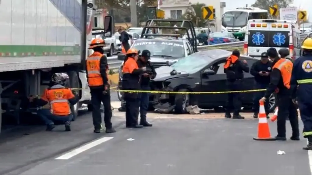 Imagen Muere mujer embarazada tras choque de tráiler con auto en carretera Veracruz - Xalapa