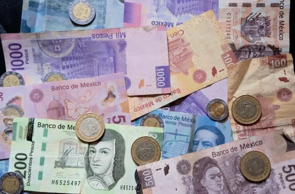 Imagen Peso avanza ligeramente frente al dólar; en esto se cotiza